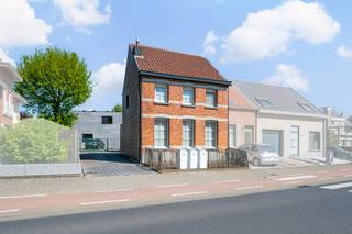 sfeervolle toffe gezinswoning halfopen bebouwing<br /> Bij het betreden van de woning kom je in de inkomhal, die voorzien is van praktische ingemaakte kasten en voldoende bergruimte.<br />De ruime leefruimte in cottage stijl vormt het hart van de woning en straalt warmte en gezelligheid uit Aansluitend bevindt zich de ingerichte keuken, die alle nodige comfort biedt voor dagelijks gebruik.<br />De badkamer met douche ,moderne strak badmeubel en washoek .<br /><strong>Op de eerste verdieping</strong> vind je 2 slaapkamers + aparte dressing /bureel / kleine slaapkamer <br />onder dak <strong>bergzolder </strong><br />Verder beschikt de woning over een <strong>ruime garage</strong> en een aangenaam terras,<br />Kortom, een instapklare en charmante woning met alle troeven voor een gezin.<br />EPC 446<br />
