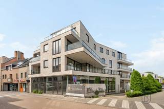 Ontdek dit nieuwbouwproject in de Kortrijkstraat 89 te Tielt, waar comfort en ruimte centraal staan. Er zijn nog slechts 5 ruime appartementen beschikbaar, elk met meerdere slaapkamers, een lichtrijke leefruimte en een mooi zonnig terras. De appartementen worden duurzaam verwarmd via geothermie en beschikken over een ondergrondse parking, praktische berging en een royale badkamer met bad, douche en dubbele wastafel.Daarnaast zijn er nog 2 uitzonderlijk ruime handelsruimtes beschikbaar, volledig casco opgeleverd. Ideaal om volledig naar eigen smaak en concept in te richten.Interesse? Wacht niet te lang, want de laatste units zijn snel weg. Sommige appartementen kunnen aan het verlaagd tarief van 6% BTW aangekocht worden, mits u voldoet aan de voorwaarden.Sommige beelden bevatten een AI inrichting, deze geven u een beeld van wat de inrichtingsmogelijkheden zijn.Prijzen zijn exclusief kosten als registratierechten, BTW en andere kosten.Meer informatie? Contacteer Emiel via emiel@immobeguin.be