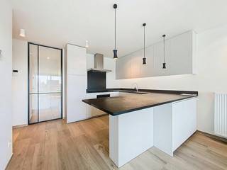 LIGGING<br /><br />Dit instapklare appartement met 2 slaapkamers combineert comfort, ruimte en een topligging in het centrum van Aalter-Brug. Dankzij de twee ruime terrassen geniet je zowel van een rustgevend uitzicht op de vaart als van een levendig zicht op het plein, waardoor je op elk moment van de dag de perfecte buitenruimte hebt.<br /><br /><br />INDELING<br /><br />- Leefruimte<br />- Aansluitend ingerichte keuken <br />- Berging a/d keuken<br />- Berging in nachthal met aansluiting wasmachine<br />- Badkamer <br />- Slaapkamer 1 met ingemaakte kasten <br />- Slaapkamer 2 <br />- Terras met zicht op het water<br />- Terras met zicht op het park<br /><br />TROEVEN<br /><br />- Een prachtig uitzicht<br />- Hoogwaardige afwerking<br />- Energiezuinig<br /><br />EXTRA INFO<br /><br />- Verwarming is op gas<br />- Lichtarmaturen en gordijnen zijn reeds aanwezig<br />- Beschikbaar vanaf 15/01/2027 (eventueel vanaf 01/12/2026 ook mogelijk, onderling te bespreken met de huidige huurder)<br /><br />BEZOEKAANVRAAG: <br /><br />Interesse om deze woning te bezoeken? Neem dan zeker contact met ons op via MijnHuurprofiel. Tot binnenkort?<br /><br /><br />