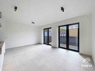 <p>Situé au cœur du nouveau projet résidentiel Mench à Schaerbeek, ce studio neuf de près de 50m² vous séduira par son équilibre parfait entre confort et cadre de vie apaisant. <br />Développé autour d’un vaste jardin intérieur paysager, le projet offre un environnement calme et verdoyant, tout en bénéficiant d’une excellente accessibilité à proximité immédiate des transports, commerces et grands axes. <br />Le studio propose un espace de vie optimisé et lumineux, pensé pour maximiser chaque mètre carré. La pièce principale s’ouvre sur une cuisine super-équipée, idéale pour un quotidien fonctionnel et agréable. Vous profiterez également d’un espace extérieur privatif, véritable prolongement de votre espace de vie.<br />Les prestations techniques répondent aux standards actuels : excellente performance énergétique avec un PEB A, pompe à chaleur, panneaux, système double flux, chauffage au sol, matériaux de qualité et finitions soignées. Faibles provisions. Libre immédiatement. Possibilité de louer un emplacement de parking en supplément (avec ou sans borne de recharge). Mesures données à titre indicatif.<br /><br /><span>Composition</span> :</p>
<ul>
<li>Hall d'entrée</li>
<li>Salle de douche avec WC</li>
<li>Pièce de vie + cuisine USA full équipée</li>
<li>Buanderie</li>
</ul>