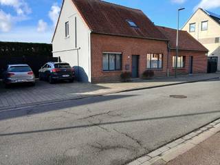 Grondoppervlakte 646M²Woonoppervlakte 194M²EPC B 17512 Zonnepanelen 4,2KW piek (2020)5 Airco's koelen/verwarmenAsbestkeuring = geen asbest...