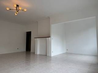 <span><strong>Eén slaapkamer appartement ca. 105m² met terras achteraan op toplocatie in de Oosterveldwijk vlakbij openbaar vervoer, scholen, ziekenhuizen, winkels en belangrijke in- en uitvalswegen. Ruime kelder inclusief. Het appartement is gelegen op de eerste verdieping in een klein gebouw zonder lift.<br /><br /><span>INDELING:</span><br /></strong></span>
<p><span>U betreedt het appartement via de INKOMHAL. Van hieruit komt u in de royale en lichtrijke L-vormige LEEFRUIMTE van ca. 40m², die volledig is afgewerkt met een tegelvloer. </span><span>Aansluitend bevindt zich de geïnstalleerde KEUKEN van ca. 13,5m². Deze is uitgerust met voldoende opbergkasten en diverse toestellen, waaronder een gasvuur, dampkap en spoelbak.</span></p>
<p><span>De ingerichte BADKAMER van ca. 4m² beschikt over een lavabo met meubel, een handdoekdroger en een douche.</span></p>
<p><span>Achteraan bevindt zich de bijzonder ruime SLAAPKAMER van ca. 24m², eveneens volledig voorzien van een tegelvloer. Vanuit deze rustige achterzijde heeft u toegang tot het privatieve TERRAS van ca. 5m², een aangename plek om buiten te ontspannen.</span></p>
Verder is er een ruime kelder inbegrepen.<br /><br /><strong><span>BIJZONDERHEDEN:</span></strong><br /><span>• Lichtrijk en ruim appartement met terras in een kleinschalig gebouw zonder lift<br />* Ruime kelder inbegrepen<br />• Rolluiken voorzien aan de achterzijde<br />• Gevelbreedte van ca. 7 meter<br />• Individuele meters voor verwarming en elektriciteit<br />• Algemene onkosten bedragen € 50 per maand, inclusief water en onderhoud van de gemeenschappelijke delen<br />• Nieuw dak geplaatst in september 2019, nieuwe dubbele beglazing<br />• Uitstekende ligging in de gegeerde Pulhofbuurt, Oosterveldwijk</span>