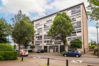 Nous trouvons cet appartement rénové près de Distelhoek à Merksem, un quartier charmant qui combine tranquillité avec commodités urbaines et excellents équipements. Profitez des parcs verdoyants, des rues adaptées aux enfants et d'une atmosphère conviviale avec des boutiques, des cafés et des écoles à portée de main. Grâce aux bonnes connexions de transport en commun et à la proximité d'Anvers, c'est l'endroit idéal pour une vie confortable et moderne.<br /><br />Cet bel appartement a été soigneusement rénové en 2022 et offre un confort de vie moderne dans un environnement élégant. La disposition comprend un hall d'entrée spacieux avec toilettes séparées et une buanderie pratique. Le salon en forme de L se connecte parfaitement à une cuisine en U, qui est équipée de toutes les commodités modernes. À travers le long couloir de nuit, qui dispose de placards intégrés, vous atteignez la partie arrière de l'appartement. Ici, se trouvent deux chambres, dont une a accès à la terrasse qui s'étend sur toute la largeur de l'appartement. La salle de bain moderne est équipée d'un meuble de salle de bain élégant et d'une douche spacieuse. Profitez de cet appartement parfaitement fini, idéalement situé et entièrement prêt à être habité.<br /><br />Cet appartement dispose d'une cave.<br /><br />EPC: 140 kWh/m²/an