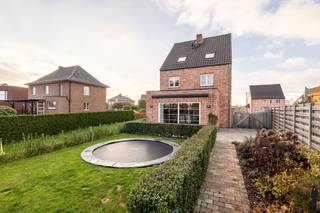 Recente, instapklare woning in tijdloze pastorijstijl met o.a. 3 tot 4 slaapkamers, inpandige garage en private, gezellige natuurtuin op het...