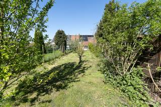 Van buiten bescheiden… van binnen een echte verrassing.Deze charmante woning werd doorheen de jaren volledig vernieuwd en combineert instapklaar...