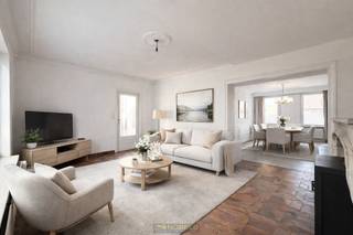 Veelzijdige eigendom MET WOONST, MAGAZIJN (260M²) EN 2 HUISNUMMERS in Zottegem. De woning verwelkomt u via een inkomhal met...