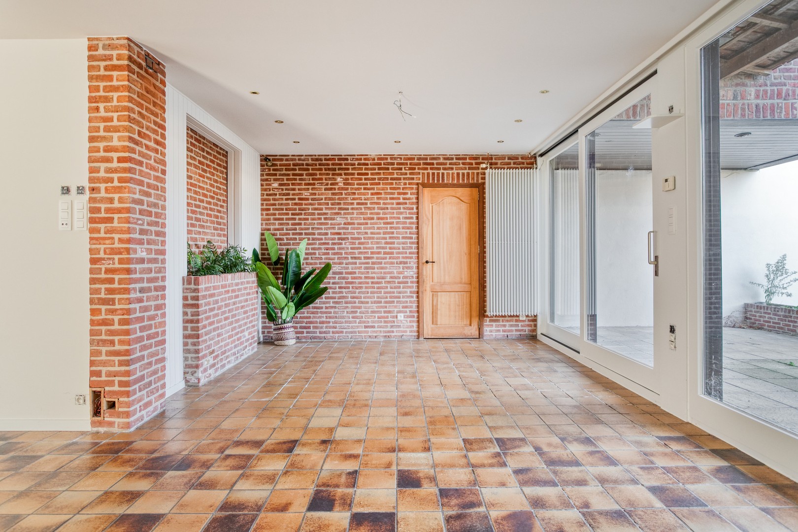 Ruime en opgefriste stadwoning met omheinde tuin te Roeselare - foto 4