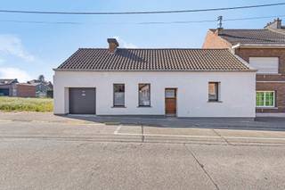 Gezellige (bijna) volledig gerenoveerde 2-gevel op wandelafstand van het centrum van Teralfene (deelgemeente Affligem) met zijn winkels en scholen in de buurt. Deze woning werd in 2020 grondig aangepakt: ttz. nieuwe vloeren (beton, chape), elektriciteit, ramen, sanitaire voorzieningen, dak enz. Zij beschikt op het gelijkvloers over een ruime leefruimte met open (tijdelijke) keuken, 1 slaapkamer, doucheruimte met toilet en nachthal. Op de verdieping bevinden zich nog 2 slaapkamers en de ruime badkamer. De leefruimte geeft toegang tot het grote zuid georiënteerde terras met barbecue. Vanop het terras heeft men toegang tot de garage. U zoekt een bijna instapklare woning met een gunstig EPC (B)? U heeft geen groene vingers maar beschikt wel over een voldoende groot terras waar het zeer aangenaam vertoeven is? Een zeer vlot bereikbare woning? Dan zal deze u zeker en vast aanspreken.
Aarzel daarom niet ons te contacteren voor een bezoek via affligem@immoaccenta.be