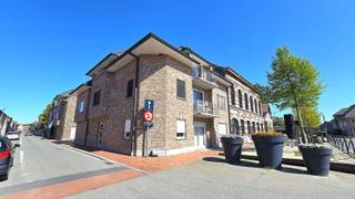 <p><span>Knus, ruim dakappartement in het centrum van Helkijn. Aangenaam dorpsplein met eet-, wandel- en fietsgelegenheid in de directe omgeving. Omvat: 1 slaapkamer, ruime leefruimte, terras, berging, toilet, badkamer met douche.</span></p><p><span>Huurprijs: 500 euro/maand.</span></p><p><span>syndic: 25 euro/maand.<br /><br /></span></p>