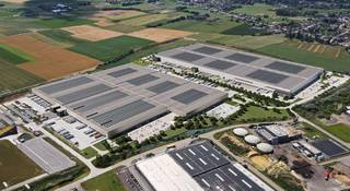 Uitstekend gelegen logistieke loods met een oppervlakte van 16.000 m² (en een mezzanine van 2.777 m²) in combinatie met een kantoorruimte van 525...