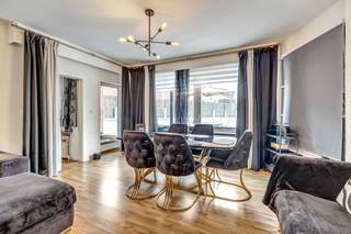 <p>Voor meer info of een bezoek, bel 053 59 49 34 - Op een strategische locatie, op een boogscheut van zowel het centrum van Dilbeek als van Brussel, vinden we deze interessante <strong>(opbrengst)eigendom</strong> terug. Het <strong>commerciële gelijkvloers</strong> en het<strong> appartement</strong> op de eerste verdieping worden <strong>samen verkocht</strong>. De basisakte is momenteel in opmaak. Bij de aankoop zijn bovendien<strong> twee staanplaatsen inbegrepen</strong>. Het appartement beschikt over een <strong>ruime, lichtrijke leefruimte </strong>met aansluitend de deels geïnstalleerde keuken. Verder zijn er <strong>twee slaapkamers</strong>, een badkamer met douche en een apart toilet. De absolute troef is ongetwijfeld het <strong>prachtige, zeer ruime terras</strong>. Het commerciële gelijkvloers werd jarenlang uitgebaat als de <strong>bloeiende horecazaak “De Kapblok”</strong>, een restaurant met een sterke naamsbekendheid en uitstekende reputatie in Dilbeek en omstreken. In de achterliggende Kaudenaardestraat zijn er bovendien <strong>gratis openbare parkeerplaatsen</strong> beschikbaar. Het <strong>handelsgelijkvloers omvat een ruime zaal</strong>, een<strong> industriële keuken</strong>, aparte toiletten en een vestiaire. Via de achterzijde van het gebouw is zowel de handelsruimte als het appartement toegankelijk. Daarnaast is er een <strong>grote kelder</strong>, die eveneens bereikbaar is via de parking, ideaal voor leveranciers. Dankzij de <strong>grote raampartijen </strong>langs de Ninoofsesteenweg geniet het handelsgelijkvloers van een uitstekende visibiliteit. <strong>Gunstig EPC voor appartement (EPC B) als handelsruimte (EPC D - renovatieplicht). </strong>(Maatregelen opgenomen in het maatregelenregister: nee)</p>