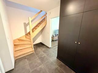 Op zoek naar een energiezuinig en instapklaar nieuwbouwhuis? wij bieden deze prachtige woning aan in een rustige residentiële wijk aan de Onderwijslaan, dicht bij alles wat Diepenbeek biedt.<br /><br />Deze halfopen bebouwing garandeert een uitstekende bereikbaarheid. Scholen, winkels, openbaar vervoer en de belangrijkste uitvalswegen rondom Hasselt liggen vlakbij. Dankzij de nieuwbouwkwaliteit woon je hier bovendien uiterst energiezuinig.<br /><br />Indeling: <br /><br />Gelijkvloers:<br /><br />- Inkomhal <br />- Woonkamer<br />- Keuken<br />- Toilet<br />- Garage<br />- Tuin <br /><br />Verdiep +1: <br />- 2 slaapkamers <br />- Badkamer <br /><br />Verdiep +2: <br />- Zolderuimte (multifunctionele ruimte) <br />- Berging<br /><br />De snelste manier om een bezoek te brengen aan deze woning? Vraag je bezoek aan via de rode knop op onze website (www.dewaele.com).<br /><br />Telefonisch kunnen er geen afspraken gemaakt worden. Bij andere vragen kun je ons telefonisch contacteren via 011 30 50 50.<br /><br />Tot binnenkort!<br />