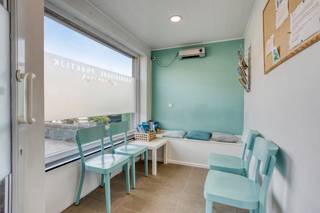 Le bâtiment commercial du rez-de-chaussée comprend une salle d'attente pratique, 3 salles de pratique fonctionnelles, une kitchenette et des toilettes. Cette section est parfaite pour une variété de professions ou de services.<br /><br />Le salon, actuellement accessible par la rue latérale, commence au rez-de-chaussée avec un hall d'entrée, un débarras pratique et des toilettes. Vous y trouverez également un espace de vie et une cuisine. Depuis le salon, vous pouvez monter les escaliers jusqu'à l'étage supérieur. Au premier étage, vous trouverez une deuxième cuisine, qui à son tour s'ouvre sur une confortable terrasse sur le toit. Grâce à cette cuisine, vous accédez également au deuxième espace de vie spacieux qui bénéficie de beaucoup de lumière. Attenant à cet espace de vie, un autre hall donne accès à une chambre et à une salle de bain rénovée. Au deuxième étage, il y a trois autres chambres et une salle de bain supplémentaire.<br /><br />Détails : <br />- Label EPC C<br />- Bâtiment offrant de nombreuses possibilités<br />- Fenêtres renouvelées pour doubler le vitrage à haute efficacité<br />- Toit isolé<br /><br />Ce bâtiment d'Ekeren offre de nombreuses possibilités. Que vous recherchiez une propriété commerciale rentable à vendre avec une maison confortable au-dessus, ou que vous rêviez d'une maison très spacieuse, c'est votre chance. Cette propriété unique est prête et attend son nouveau propriétaire.<br /><br />Êtes-vous intéressé par l'achat de cette propriété à Ekeren ? N'hésitez pas à nous contacter. Vous souhaitez une estimation gratuite de votre propriété par l'intermédiaire de notre agence immobilière ? Appelez-nous pour une conversation informelle au 03/666 66 66 ou envoyez un e-mail à schattingen@dewaele.com.