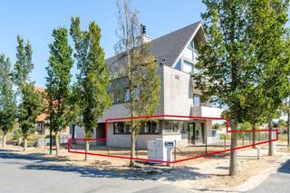 <strong>De Panne: appartement te koop op unieke locatie aan de Houtsaegerduinen</strong><br /><br />Op zoek naar een instapklaar appartement op een uitzonderlijke locatie aan de Belgische kust? Dit gelijkvloersappartement in residentie Rhapsody geniet van een unieke ligging, met de prachtige Houtsaegerduinen als directe buren. Bovendien bevindt het zich op wandelafstand van het centrum van De Panne. Dankzij de ligging aan de duinen is het appartement volledig omringd door terrassen, waardoor u vanuit verschillende ruimtes optimaal kunt genieten van het **open zicht op de duinen**.<br /><br />Het appartement is modern, verzorgd en volledig instapklaar. Daarnaast bestaat de mogelijkheid om een garage met extra berging aan te kopen tegen een meerprijs.<br /><br /><strong>Indeling</strong><br /><br />Inkomhal, apart toilet, lichtrijke woonkamer met prachtig zicht op de Houtsaegerduinen, meerdere terrassen rondom het appartement, praktische berging met alle nodige aansluitingen, slaapkamer met aansluitend een badkamer met douche<br /><br /><strong>Troeven</strong>
<ul><li>Unieke ligging: rechtstreeks grenzend aan de Houtsaegerduinen</li><li>Terrassen: optimaal genieten van de uitzonderlijke ligging</li><li>Garage &amp; berging: mogelijkheid tot aankoop van een garage met extra berging tegen meerprijs</li><li> Op wandelafstand van het strand en het centrum</li></ul>
<br />Een uitzonderlijke kans voor wie op zoek is naar een comfortabel appartement met rust, natuur en een unieke ligging aan zee.<br /><strong>Interesse of graag een bezoek? Neem contact op met Frederick via 058/22.41.70 voor meer informatie of een bezoek ter plaatse.</strong>