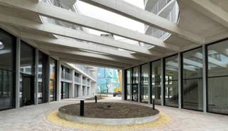 Bureaux lumineux , de 1ière occupation et répondant aux critères de confort et de durabilité moderne dans un nouveau projet immobilier mixte (résidentiel et bureau). Idéalement situés au coeur du centre ville de Bruxelles entre la Colonne du Congrès, le Botanique et City 2.<br />Emplacement idéal pour une profession libérale (médecin, avocat, architecte...). Nombreuses facilités dans les environs (commerces, bars, restaurants, fitness, parking...) et facilement accessible en transports en commun.<br />Parking disponible: 35.000 €/emplacement.