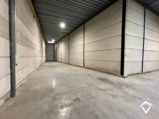 Deze loods is gelegen kort nabij Ingelmunster-Harelbeke-Kortrijk, de E17 zijn dus vlot bereikbaar. Industrie en andere zijn ook kortbij aanwezig<br />De hoogte van de loods is 6m, houten toegangspoort en algemene sectionale toegangspoort (hoogte 3.8m, breedte 2.6m) 2 parkeerplaatsen, gepolierde beton, led-verlichting en lichtkoepel. Geen water en geen drijfkracht aanwezig. <br />Totale bruikbare oppervlakte: 198 m². <br /><br />Momenteel is de loods verhuurd aan 630 euro/mnd tot eind 2026. <br /><br />Perfect voor één kleine zelfstandige. <br /><br />Contacteer ons voor meer informatie!