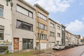 <p></p><p></p><p><strong>Ben jij op zoek naar een slimme opbrengsteigendom - en dan het liefst eentje op een absolute toplocatie, die net gerenoveerd is én inclusief vaste huurders komt? Voor sommigen zou ‘t te goed klinken om waar te zijn… Maar bij UGLY zeggen we: kom binnen.</strong></p><p></p><p><strong>Vernieuwd in 2018</strong></p><p>Dit gebouw werd in 2018 nog volledig vernieuwd. Waar jij alvast op mag rekenen (en dus zelf niet meer hoeft te fixen): nieuwe laminaatvloeren, nieuwe keukens op de gelijkvloers en de eerste verdieping, nieuwe badkamers op élke verdieping én nieuwe verwarmingselementen waarbij gekozen werd voor een warmtepomp op elektriciteit, die in de zomer ook nog eens werkt als airco. Verder werd ook het dak geïsoleerd, werd de gemeenschappelijke gang vorig jaar nog opgefrist en werd er overal dubbele beglazing geplaatst.<br /><br /></p><p><strong>Gelijkvloers en drie appartementen</strong></p><p>Op de eerste verdieping (67 m², en EPC C) vind je een 1-slaapkamerappartement met een tuin en een grote bergruimte. Handig om die tuinset en andere spullen in op te bergen! Op de tweede verdieping (57 m², en EPC B) ligt een 1-slaapkamerappartement met een groot terras - en op de derde verdieping (57 m², en EPC B) vind je een exacte kopie qua indeling van het appartement eronder, maar dan zonder terras.<br /><br /><br /><strong>Waarom het zo’n absoluut TOPidee is om hierin te investeren</strong></p><p>Eerst en vooral, de buurt. Als je de straat oversteekt, sta je in het populaire Groen Kwartier - maar ook Zurenborg en Berchem Station liggen dus op wandelafstand! Verder zijn deze appartementen altijd vlot verhuurd geraakt - én willen de huidige huurders er dolgraag blijven wonen: daar hoef je dus ook niet meer naar op zoek! Als laatste is het vast fijn om te weten dat de huurinkomsten van de drie appartementen en de garage met ruime berging vandaag een slordige 2625 euro bedragen.<br /><br /></p><p><strong>Klaar voor opbrengsten? <u>Info@ugly.be</u></strong></p>