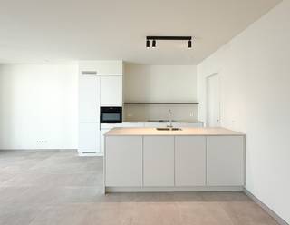 Ontdek dit moderne appartement op de tweede verdieping, waar comfort, licht en energiezuinig wonen perfect samenkomen.<br /><br />Indeling: inkom, 2 comfortabele slaapkamers, apart toilet, badkamer met inloopdouche, lavabomeubel en handdoekradiator, ruime woonkamer met open keuken en berging.<br /><br />Buiten: privatief terras.<br /><br />Parkeren & berging: ondergrondse autostaanplaats en privatieve berging met elektriciteit inbegrepen in de huurprijs.<br /><br />Afwerking: volledig geschilderd opgeleverd, voorzien van armaturen, gordijnrails en lichte deuren.<br /><br />Duurzaam & energiezuinig: verwarming via geothermie en zonnepanelen per appartement, E-peil = 20.<br /><br />Algemene onkosten: 60 euro / maand<br /><br />Benieuwd naar dit project? Neem contact met ons op voor meer informatie of een rondleiding:<br />03/775.44.10<br />info@immo-jet.be
