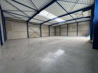 Opslagruimte te huur in Evergem vlakbij de R4 in het industriepark De Nest. Het magazijn van 480 m² beschikt over een vrije hoogte van 7 meter,...