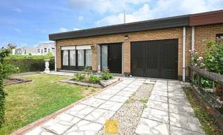 Gelegen op een rustige, maar uiterst centrale locatie op een boogscheut van het centrum van Loppem, vindt u deze degelijk gebouwde driegevelbungalow met inpandige garage en tuin. De woning werd gebouwd in 1970 en werd steeds goed onderhouden. Dankzij haar functionele indeling en mooie woonoppervlakte (circa 140 m2) biedt deze woning heel wat potentieel naar restyling toe. De indeling is als volgt : inkomhal met vestiaire, ruime en uiterst gezellige living in L (met inbouwcassette), keuken met aanrecht, kastjes en enkele toestellen en voldoende ruimte om te ontbijten, nachtgang, 2 mooie slaapkamers en een extra kamer die dienst kan doen als bureau of kinderkamer. De badkamer beschikt over zowel een ligbad als een douche. Apart toilet. Inpandige garage met hoek voor de wasfaciliteiten. Er is oprit voor de garage én een lange oprit naast de woning. Voortuin met haag, achtertuin met tuinberging. CV gas. Niet gelegen in een risicozone voor overstromingen. G-score : A. P-score : B.<br />Deze woning wordt u aangeboden met een richtprijs. Elke bod, hetzij lager, gelijk aan of hoger dan deze richtprijs zal worden voorgelegd aan de verkoper, die finaal zal beslissen op welk aanbod hij wenst in te gaan. Dit pand is mogelijks onderhevig aan de renovatieverplichting die door de Vlaamse overheid wordt opgelegd voor residentiële gebouwen, meer info via volgende link, https://www.vlaanderen.be/een-huis-of-appartement-kopen/renovatieverplichting-voor-residentiele-gebouwen<br />