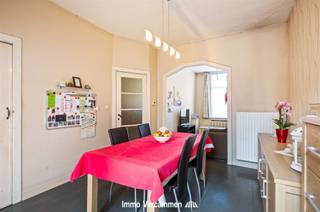 <p><span>Deels gemoderniseerde woning, gunstig gelegen pal in het landelijke dorpscentrum van Duffel-West.</span></p><p><span> </span></p><p><span>Deze perfecte gezinswoning is functioneel ingedeeld en biedt een uiterst gezellige thuis dankzij een gezellige en lichtrijke leefruimte met open keuken. Een badkamer met ligbad, toilet, CV-ruimte en wasplaats maken het gelijkvloers compleet. Op de verdiepingen zijn er in totaal 3 kamers en een bureauruimte (indien gewenst om te vormen tot extra kamer). De woning is verzorgd en werd sinds 2012 deels gemoderniseerd: het zadeldak is vernieuwd en geïsoleerd, er werden zonnepanelen met groenestroomcertificaten geïnstalleerd en de verdiepingen werden reeds voorzien van nieuwe vloeren en schilderwerk.</span></p><p><span> </span></p><p><span>Wie niet binnen wenst te vertoeven, kan heerlijk tot rust komen in de aangename stadstuin met tuinberging.</span></p><p><span> </span></p><p><span>Een unieke kans voor wie een gezellige woning zoekt, pal in het dorpscentrum met scholen, winkels, sport- en ontspanningsmogelijkheden. Vlotte bereikbaarheid is gegarandeerd dankzij een centrale ligging tussen Brussel en Antwerpen, via belangrijke invalswegen (R6 - E19), openbaar vervoer en fietsostrade.</span></p><p><span> </span></p><p><span>Kom de troeven van dit knappe pand ter plaatse ontdekken en maak een afspraak: 015/755 444 of <span>info@immovercammen.be</span></span><span> </span></p><p><span> </span></p><p><span> </span></p>