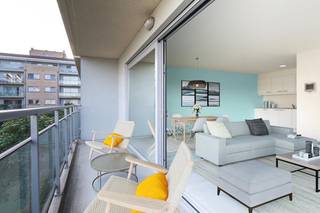 Zeer mooi duplex appartement met 3 slaapkamer in residentieel project "De Schalk", uitzonderlijk gunstig gelegen nabij kruising A12 Brussel-Antwerpen en N16 Mechelen-Dendermonde, hartje Vlaamse Ruit. Bevindt zich in de buurt van winkels, scholen, station, commercieel centrum, ...<br />Het appartement beschikt op de derde verdieping over een inkomhal met mogelijkheid tot het plaatsen van een vestiairekast. Apart gaten toilet, ruime leefruimte met toegang via schuifraam tot zonnig terras en met open keuken (voorzien van koelkast, oven, keramische kookplaat dampkap en vaatwasser) , grote raampartijen aan de leefruimte en ruime berging in de buurt van de keuken, via een beuken trap komt u op de vierde verdieping hier bevinden zich een nachthal, badkamer met douche, toilet, lavabomeubel met spiegelkast, 3 slaapkamers waarvan 2 met terras.<br />Verkoop onder registratie (12%) zo bespaart u 9%BTW op de constructiewaarde!!!!<br />Een staanplaats wordt mee verkocht voor de prijs van €18.000 (deze is niet in de prijs van het appartement inbegrepen) de staanplaats wordt verkocht onder BTW stelsel.)<br />Aarzel niet en neem contact op voor een bezoek ter plaatse 0495/230822