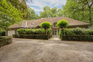 <p><span>Riante villa in een groene en residentiële omgeving!</span></p><p><span>Deze ruime en karaktervolle villa biedt een uitzonderlijke combinatie van </span><span>wooncomfort, privacy en ruimte</span><span>, zowel binnen als buiten.</span><span> </span></p><p><span> </span></p><p><span>Bij het betreden van de woning komt u in een </span><span>ruime inkomhal</span><span> met rechts een afzonderlijke bureauruimte, een apart toilet en praktische ingemaakte kasten. Aan de linkerzijde bevindt zich de </span><span>lichtrijke leefruimte</span><span>, waar grote schuifdeuren zorgen voor een aangename verbinding met het terras en de groene tuin. Vanuit de leefruimte is er een open doorgang naar de eetkamer en een bijkomende gezellige zithoek.</span></p><p><span> </span></p><p><span>Op het gelijkvloers bevindt zich een ruime eerste slaapkamer met </span><span>airconditioning en verwarming</span><span>. Via de dressing bereikt u de bijzonder ruime badkamer, uitgerust met een </span><span>dubbele douche, jacuzzi-bad, dubbele wastafel en toilet</span><span>.</span></p><p><span>De </span><span>volledig geïnstalleerde keuken</span><span> biedt alles wat nodig is voor dagelijks comfort en beschikt over de mogelijkheid om zowel </span><span>elektrisch als op gas te koken</span><span>.</span></p><p><span>Doorheen de woning zijn bovendien </span><span>ingebouwde speakers</span><span> aanwezig voor muziek of radio in verschillende ruimtes.</span></p><p><span>Een absolute troef van deze woning is het </span><span>binnenzwembad</span><span>, dat zich eveneens op het gelijkvloers bevindt en het hele jaar door een bijzondere meerwaarde biedt.</span><span> </span></p><p><span> </span></p><p><span>Op de eerste verdieping bevinden zich nog </span><span>drie slaapkamers en twee badkamers</span><span>. Twee slaapkamers beschikken over een </span><span>gedeelde badkamer</span><span>, centraal gelegen tussen beide kamers. De badkamer is uitgerust met een douche, dubbele wastafel en toilet. De vierde slaapkamer beschikt over een </span><span>eigen badkamer </span><span>met een douche, wastafel en toilet.</span></p><p><span>Verder beschikt de verdieping over een </span><span>ruime polyvalente kamer</span><span> zonder raam, die uitstekend dienst kan doen als speelkamer, hobbyruimte of extra bergruimte.</span><span> </span></p><p><span> </span></p><p><span>Op de </span><span>kelderverdieping</span><span> bevindt zich een</span><span> gezellige bar</span><span>, een </span><span>ruime extra kamer</span><span>, een </span><span>handige berging</span><span> en de nodige technische ruimtes voor onder meer de zwembadinstallatie en andere technische voorzieningen. Tevens is er een kruipkelder aanwezig.</span><span> </span></p><p><span>Ook op het vlak van parkeren biedt de woning veel mogelijkheden. De </span><span>ruime inpandige garage biedt plaats aan twee auto's</span><span> en wordt aangevuld met een ruime oprit.</span><span> </span></p><p><span> </span></p><p><span>De buitenomgeving maakt het geheel compleet. De grote, groene </span><span>parktuin van 3.200 m²</span><span> biedt volop privacy en beschikt over een sfeervolle vijver, ruime terrassen en een gezellig prieel met elektriciteitsaansluiting. </span></p><p><span>Een woning met bijzonder veel potentieel voor wie op zoek is naar </span><span>ruimte, privacy en tal van extra faciliteiten</span></p><p><span> </span></p><p><span>Troeven:</span></p><ul><li><span>4 slaapkamers</span></li><li><span>3 badkamers</span></li><li><span>Perceel van 3.650m²</span></li><li><span>Ruime terras en parktuin</span></li><li><span>EPC label C</span></li><li><span>Binnenzwembad</span></li><li><span>Kelderverdieping met bar</span></li></ul><p><span> </span></p><p><span>Vrijblijvend advies met gratis schatting van uw eigendom? Neem gerust contact met ons op! </span></p><p><span> </span></p><p><span>Jessica Wojcik</span></p><p><span><span>Jessica@homeforyou.be</span></span></p><p><span>+32 488 24 97 20</span></p><p><span>7/7 bereikbaar</span></p><p><span> </span></p><p><span> </span></p>
