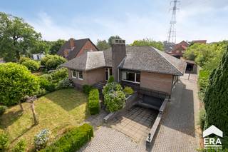 Deze karaktervolle woning uit de jaren ’60 combineert de charme van toen met het moderne wooncomfort van vandaag. Dankzij de grote raampartijen...