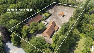 <strong>Uniek gelegen eigendom 'domein 'Klein Hoef'', gekend als de oudste hoeve van Retie, nabij centrum en uitstekend commercieel doch natuurlijk-groen gelegen aan de Retiese ring richting Kasterlee/Oud-Turnhout en nabij de Nederlandse grens. Het onroerend goed, gelegen op een perceel van maar liefst 11.465m² bestaat uit (i) een ruime zaak (ca. 500m²) waarin thans klassebrasserie 'De Klynhoeve' is gevestigd (handelshuur eindigt 2028), (ii) een woning met riant stalgebouw voor opslag (totaal ca. 340m²), en (iii) enkele bijgebouwen (oude stal achteraan, overdekte opslag vooraan). </strong><br /><br /><strong>Het geheel biedt een unieke kans voor ondernemers/investeerders die dromen van een bloeiende horecazaak met riante woongelegenheden. Het eigendom biedt tal van mogelijkheden gelet op de verschillende gebouwen en de private ligging; bovendien omgeven door uitgestrekte natuurbossen (onder meer richting Groendomein Prinsenpark) en verschillende fiets- en wandelroutes. Er is een energielabel D voor woonhuis met stal (geen renovatieverplichting) en een label G voor de brasserie. </strong><br /><br /><span>Dit uitzonderlijke vastgoedgeheel dient gerenoveerd te worden (o.a. elektriciteit, renovatie woning, aanleg tuin). </span><br /><br /><span>Aangrenzend zijn er legio parkeermogelijkheden en liggen enkele hectaren grond die tevens aangekocht kunnen worden: info op aanvraag.<br /><br /></span><strong></strong><span>Algemeen</span><strong>:<br /></strong>Aan de Kleine Nete gelegen omwalde hoevesite met een eeuwenoude oorsprong; de oudste bronnen vermelden het hoevecomplex reeds begin 16e en midden 17e eeuw. De hoeve met bijgebouwen zoals deze thans doorgaat bestaat sinds begin 20ste eeuw uit losstaande bestanddelen, rondom een erf geschikt: een woonstalhuis (nok loodrecht op de straat), een parallel gelegen schuur met bijschuurtje waarin thans Brasserie 'Klynhoeve' wordt uitgebaat, een toegangspoort.<br /><br />De hoevesite met oud grachtensysteem werd in de 20ste eeuw verder uitgewerkt en geïntegreerd in het nieuwe kasteeldomein; de hoeve diende een bloeiend landbouwbedrijf te worden dat het kasteel en ook de dorpelingen voorzag van groenten, fruit, melk en vlees. Zo kreeg de 'Klein Hoef' een gestructureerde aanleg met een moestuin, een omgrachte kleine en grote boomgaard, en een essenbos. De eiken van de Grote Dreef en andere aanplantingen langs de grachten vormden een natuurlijk scherm tussen park en hoevesite.<br /><br /><span>Horecazaak (brasseriegebouw)</span>:<br />Van de huidige hoevegebouwen zijn de monumentale schuur en toegangspoort de oudst bewaarde. Het huidige hoofdschuurvolume is ca. 1992 sterk verbouwd en gerenoveerd tot café-brasserie. Dit gebouw bestaat uit een verbruikzaal, keuken, opslag en wintertuin; er is verder ook een terras aanwezig. Een suggestie van het de binnenkant/het interieur van de brasserie kunt u bekijken via de website van de brasserie (https://deklynhoeve.be/).<br /><br />Het handelsfonds is niet mee over te nemen - handelshuur eindigt in 2028: informatie op aanvraag.<br /><br /><span>Woongedeelte en stallingen</span>:<br />Van het oorspronkelijk woonstalhuis werd in 1952 de stal en in 1963 ook het woonhuis vervangen door de huidige. Deze delen van het onroerend goed verdienen een totaalrenovatie. Voor de bouw van het woonhuis zijn evenwel degelijke materialen gebruikt: arduinen dorpels, dak in rode pannen, houten ramen en kornissen.<br /><br />De woning beschikt over een ruime zitplaats en leefruimte. Er zijn 4 slaapkamers voorzien en een riante zolder. De woning is tevens onderkelderd (kleine provisiekelder - niet droog). De aan de woning aansluitende stalling beschikt over ca. 215m² extra aan stal-/opslagruimte; en biedt zo legio feitelijke mogelijkheden naar invulling toe. Er is gasaansluiting aanwezig.