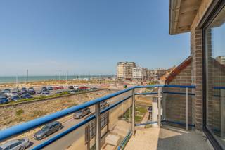 DUPLEX-APPARTEMENT MET ZEEZICHT EN TERRASSEN IN MARIAKERKE<br />In de Duinenstraat te Mariakerke bieden we u een instapklare en ruime duplex aan op de derde en vierde verdieping, met mooi zicht op zee.<br />Het appartement beschikt over een royale inkomhal met afzonderlijk toilet, een lichtrijke woonkamer met zicht op zee en toegang tot het terras, en een volledig ingerichte keuken met aansluitende berging (voorzien van wasmachine en droogkast). Op deze verdieping bevindt zich ook een slaapkamer met toegang tot een zonnig zuidgericht terras.<br />Op de bovenverdieping vindt u nog twee bijzonder ruime slaapkamers en een badkamer met ligbad/douchecombinatie.<br />In de residentie is er bovendien een garage aanwezig.
<ul>
<li>Oppervlakte: 144 m²</li>
<li>EPC: 273 kWh / label C</li>
<li>K.I.: € 1.370</li>
<li>Mogelijkheid tot aankoop van een garage in dezelfde residentie</li>
</ul>