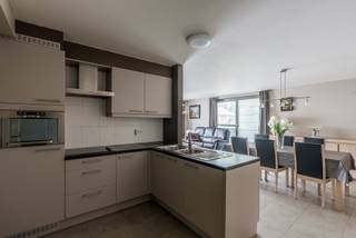 <strong>Instapklaar appartement met 2 slaapkamers</strong><br /><br /><span>Dit verzorgde appartement biedt een aangename combinatie van comfort, ruimte en een praktische indeling.</span><br /><br /><span>Via de inkomhal kom je terecht in de lichtrijke leefruimte die naadloos aansluit op de geïnstalleerde keuken. De open indeling zorgt voor een ruimtelijk gevoel en een gezellige sfeer. Vanuit de woonkamer heb je rechtstreeks toegang tot het terras, een fijne plek om te ontspannen en van het buitenleven te genieten.</span><br /><br /><span>Aansluitend aan de keuken bevindt zich een praktische berging, ideaal voor extra opslagruimte en het plaatsen van huishoudelijke toestellen.</span><br /><br /><span>Verder beschikt het appartement over twee volwaardige slaapkamers, een badkamer met een bad- en douchecombinatie en een apart toilet.</span><br /><br /><span>Een extra troef is de ondergrondse garageplaats en de privatieve berging, die beide inbegrepen zijn. Hierdoor geniet je niet alleen van een veilige parkeerplaats, maar ook van voldoende extra opbergruimte.</span><br /><br /><span>Benieuwd naar wat dit appartement te bieden heeft? Maak dan gerust een afspraak voor een bezoek en ontdek zelf alle troeven van deze eigendom.</span>