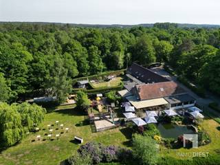 Ontdek deze Villa-Landhuis midden in de groene omgeving van Tessenderlo. Met een perceel van ca 2,15HA. De private woonst die discreet is...