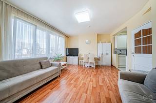 Ideaal gelegen in Sint-Gillis, ontdek dit aangename appartement met 1 slaapkamer en een bureau, waar comfort, functionaliteit en een topligging samenkomen!<br /><br />INFO &amp; BEZOEKEN : bruxelles.ouest@weinvest.be – 02 315 77 22<br /><br />Bij het betreden van het appartement wordt u verwelkomd in een lichtrijke woonkamer met een volledig uitgeruste open keuken, die zorgt voor een gezellige en aangename leefruimte.<br /><br />Het appartement beschikt over een comfortabele slaapkamer aan de achterzijde van het gebouw met toegang tot een balkon, ideaal om in alle rust te genieten. Daarnaast is er een bureau dat eveneens toegang biedt tot een balkon met een open uitzicht, perfect als thuiswerkplek of ontspanningsruimte.<br /><br />De ramen zijn voorzien van dubbele beglazing, wat zorgt voor een uitstekend thermisch en akoestisch comfort. EPC : E - CO2 : 55 kg/(m².an) - 274 [kWhEP/(m².an)]<br /><br />Gelegen in de César Depaepestraat geniet dit appartement van een bijzonder gegeerde ligging, op slechts enkele minuten van het centrum van Brussel, de Zavel, het Sint-Gillisvoorplein en de Louizalaan. Openbaar vervoer (tram, metro en bus), station Brussel-Zuid, de belangrijkste invalswegen en tunnels zijn vlot bereikbaar, waardoor u zich gemakkelijk kunt verplaatsen.<br /><br />Bovendien geniet u van een aangename woonomgeving dankzij de onmiddellijke nabijheid van winkels, scholen, kinderdagverblijven, ziekenhuizen, restaurants en een groenplein recht tegenover het gebouw. Sint-Gillis is een bijzonder geliefde gemeente, bekend om haar prachtige architectuur, levendige sfeer, culturele aanbod en uitstekende levenskwaliteit.<br /><br />Bent u op zoek naar een eerste woning of een interessante investering? Dan vormt dit appartement een uitstekende opportuniteit dankzij de topligging, de twee balkons en de praktische indeling.<br /><br />Een bezoek zal u zeker overtuigen !
