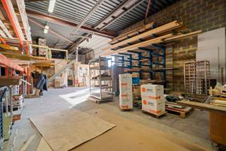 Deze loods met kantoorruimte, sanitaire voorzieningen en eer ruime werkplaats, gelegen aan de Nijvelsesteenweg/Broek in Halle, biedt een...