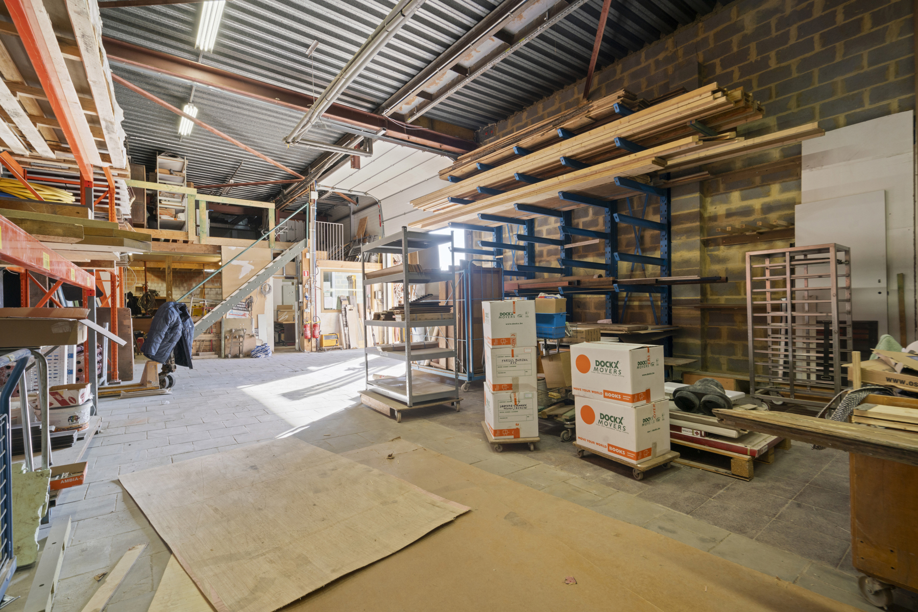 Magazijn met zeer ruime werkplaats en kantoorruimte op toplocatie - foto 3