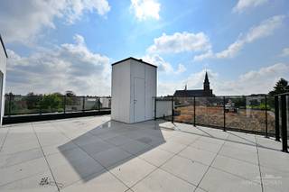 Welkom in deze uitzonderlijke penthouse - centraal gelegen nabij de Grote Markt van Ronse – een zeldzame combinatie van luxe, ruimte en locatie die een waar penthousegevoel creëert.<br /><br />Gelegen op de vierde verdieping van de recente residentie Obelisk, ervaart u hier een unieke vorm van wonen waar licht, elegantie en verfijning centraal staan. Het<strong> prachtige terras van 49 m²</strong>, én een<strong> totaaloppervlak van 161 m²</strong>.<br /><br /><strong>Indeling:</strong> De inkomhal verwelkomt u in een indrukwekkende leefruimte met geïntegreerde keuken, die naadloos aansluit bij het prachtige dakterras. Verder beschikt het appartement over een bureauruimte, een praktische berging, een gastentoilet, een badkamer met ligbad en twee slaapkamers waarvan 1 met badkamer voorzien van inloopdouche.<br /><br /><strong>Troeven:</strong>
<ul>
	<li>Bewoonbare oppervlakte van ca. 161 m²</li>
	<li>Absolute topligging in het centrum  van Ronse</li>
	<li>Riant zonneterras van 49 m² met panoramisch uitzicht</li>
	<li>Mogelijkheid tot aankoop van een ondergrondse parkeerplaats</li>
</ul>
Dit appartement is meer dan een woonst – het is een levensstijl, waar luxe en rust elkaar ontmoeten in een unieke setting.<br />Interesse? Contacteer Kyamo De Smet: 0479 06 13 71