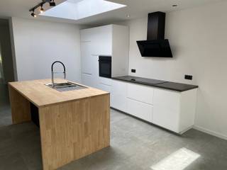 <strong>Volledig gerenoveerde woning (2026) ideaal gelegen in het centrum van Kraainem aan de rand van het Jourdain Park.</strong><br />Gelijkvloers: Inkomhal, WC, ruime woonkamer met open volledig ingerichte keuken.<br />Eerste verdieping: 2 ruime slaapkamers en badkamer voorzien van dubbele lavabo in meubel, WC, douche en ligbad.<br />Tweede verdieping: Ruime slaapkamer met douche en lavabo in meubel.<br />Kelderverdieping: Garage, berging en wasplaats.<br />EPC in aanvraag !