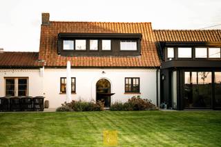 In een rustige, landelijke straat in Ichtegem bevindt zich deze <strong>recent gerenoveerde gezinswoning</strong> die charme en comfort perfect combineert. De woning werd volledig gestript en heringericht in een warme <strong>landelijke stijl met eigentijdse accenten en diverse leuke eye-catchers</strong>. <strong>Kwalitatieve natuurstenen tegels en parketvloeren</strong>, <strong>stijlvolle lambriseringen</strong> en <strong>zichtbare balken</strong> zorgen voor een unieke sfeer. Let ook op de grote glaspartijen die een perfect licht in de woning brengen. Een cosy nest op een heel rustige locatie. Binnen geniet je van <strong>twee</strong> <strong>heel mooie leefruimtes met gashaard</strong> en een ruime eethoek. De <strong>praktische keuken</strong> met blauwstenen werkblad sluit mooi aan op de leefruimtes en het terras, wat zorgt voor een heerlijk binnen-buitenleven. Op het gelijkvloers vind je bovendien een <strong>extra kamer</strong> die perfect kan dienen als <strong>slaapkamer, bureau of praktijkruimte</strong>. Boven bevinden zich <strong>twee slaapkamers </strong>– open tot in de nok met zichtbaar dakgebinte en een <strong>royale badkamer</strong> met inloopdouche, vrijstaand ovalen bad en dubbele lavabo. De <strong>volledig aangelegde en omheinde tuin</strong> met <strong>diverse terrassen, gras en plantenperken</strong> en de praktische – maar ook heel mooie – <strong>buitenberging met overdekt terras/porche</strong> is een echt paradijs — ideaal voor gezinnen met kinderen of huisdieren. Er is <strong>parking voor 3 à 4 wagens</strong>. De woning is bovendien heel rustig gelegen nabij het Wijnendalebos. Wandelaars en fietsers in de straat, weinig verkeer. 10 Minuten rijden van Torhout, een half uurtje van Brugge, een half uurtje van de kust, winkels en supermarkt op 7 minuten. <strong>Een karaktervolle, instapklare woning waar rust, charme en comfort samenkomen. </strong>Niet gelegen in een risicozone voor overstromingen. P-score : A. G-score : A. Deze woning wordt u aangeboden met een richtprijs. Elk voorstel, hetzij lager, gelijk aan of hoger dan deze richtprijs zal aan de eigenaars voorgelegd worden, die finaal zullen beslissen op welk voorstel ze wensen in te gaan. <br />