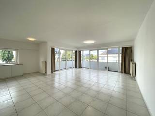 Dit appartement (95m² ) (Residentie Myosotis) is gelegen in het centrum van Lochristi en bevindt zich op wandelafstand van winkels, scholen en bushalte.<br />Het ruime appartement omvat living met open ingerichte keuken en toegang tot het omringende balkon. Daarnaast biedt dit lichtrijke appartement een inkomhal, 2 slaapkamers, badkamer met ligbad en dubbele lavabo, apart toilet en berging. <br />Verder is een autostaanplaats en een kelderberging aanwezig.<br /><br />Huurprijs:1150,00€/mnd + 25,00€ alg kosten/mnd = 1175,00€/mnd.<br />Onmiddellijk beschikbaar. <br />Interesse in dit appartement? Mail ons met uw naam EN telefoonnummer (info@loimmo.be).<br />Wij contacteren u, GEEN telefonische afspraken!