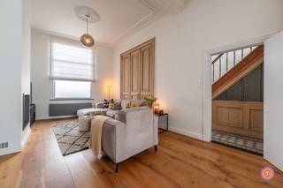 PLAN JOUW BEZOEK: calendly.com/julimmo/tuyaertsstraat<br /><br />In de karaktervolle Tuyaertsstraat, gekenmerkt door haar statige herenhuizen, vinden we deze prachtige en recent gerenoveerde woning. Met 224 m² woonruimte combineert ze karakter met hedendaags comfort.<br /><br />Via de charmante inkomhal met authentieke tegel en trap betreed je de lichtrijke leefruimte met parketvloer en houtkachel. Aansluitend bevindt zich de recent vernieuwde, volledig uitgeruste keuken met eetplaats en zicht op de tuin. Verder beschikt het gelijkvloers over een gastentoilet, wasplaats en garage.<br /><br />Op de eerste verdieping bevinden zich twee ruime slaapkamers en een stijlvolle badkamer met inloopdouche, dubbele lavabo en toilet. De tweede verdieping werd ingericht als een sfeervolle mini-loft met slaapkamer, dressing en een eigen badkamer. Verder is er een ruime kelder en zolder.<br /><br />Buiten geniet je van een ruime, zuidgerichte stadstuin, waar het heerlijk ontspannen is.<br /><br />Ook de ligging is een absolute troef. De Schorre bevindt zich op amper 300m en de jaagpaden langs de Rupel nodigen uit tot wandelen en fietsen. Bovendien zorgt de ligging voor een perfecte uitvalsbasis richting verschillende steden zoals Antwerpen, Brussel en Mechelen.<br /><br />Een unieke herenwoning waar karakter, comfort en een centrale maar groene ligging perfect samenkomen.<br /><br />Heb je interesse in deze woning?<br />Neem gerust contact op via info@julimmo.be of 033033936