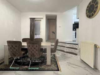 Volledig ingericht appartement bestaande uit een living met open ingerichte keuken, 2 slaapkamers en een badkamer met douche.<br />Verder is er een berging en een klein koertje. Alle gordijnen blijven hangen en kleine huisdieren zijn toegelaten.
