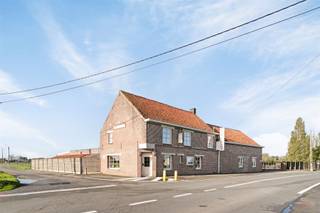 Dit commercieel pand met ruime parking op een uiterst zichtbare baanlocatie is gelegen op een perceel van 2.070 m² te Gottem (Deinze).Deze eigendom...