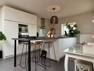 Deze woning heeft enkele jaren terug een complete renovatie gehad. Werkelijk alles is gestript geweest en opnieuw opgebouwd. De uitbouw achteraan is nieuw en de rest van de woning is in nieuwstaat.<br /><br />Bij het binnenkomen van de woning betreed je de lichtrijke leefruimte met uitzicht op de tuin. Aansluitend bevindt zich de moderne, volledig uitgeruste keuken met keukeneiland. Vanuit de keuken heb je toegang tot een praktische berging met aansluiting voor de wasmachine en extra opslagruimte. Daarnaast beschikt de woning over een kelder en een handige zijdoorgang langs de linkerkant, ideaal voor het plaatsen van fietsen.<br /><br />De zuidgerichte tuin is een grote troef. Op het gelijkvloers vind je verder een ruime badkamer met douche, dubbele wastafel en ligbad, evenals een apart toilet. <br /><br />Op de eerste verdieping zijn er drie slaapkamers en een tweede toilet. Via een vaste trap bereik je de geïsoleerde zolder, waar je extra kamers kan maken.<br /><br />PLUSPUNTEN:<br />+ EPC B<br />+ Conforme elektrische keuring<br />+ 206m² bewoonbare oppervlakte