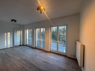 Volledig gerenoveerde halfopen bebouwing, ideaal gelegen aan de St-Jobsteenweg 66 in Ukkel, recht tegenover het natuurreservaat Kinsendael. De woning is verdeeld over drie verdiepingen en biedt ruime volumes en een uitstekende lichtinval. Ze beschikt over een ruime woonkamer en eetkamer, een moderne volledig uitgeruste keuken, vier comfortabele slaapkamers en drie badkamers. Daarnaast zijn er twee wasruimtes. Buiten geniet u van een tuin van ca. 105 m² met terras, ideaal om volop van mooie dagen te genieten. Een afgesloten garage met laadpunt voor een elektrische wagen vervolledigt het geheel, evenals een tweede parkeerplaats in de oprit. Instapklare woning, zorgvuldig gerenoveerd, die moderniteit, functionaliteit en een gegeerde ligging in Ukkel combineert.