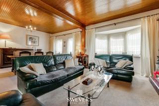 Voor meer info en foto’s, surf naar www.swevers.be –<br /><br />Op zoek naar een unieke combinatie van wonen en ondernemen? Dit karaktervolle handelspand uit 1935 biedt een bewoonbare oppervlakte van 265 m² op een perceel van 3a56ca, strategisch gelegen vlak bij de grens met Maastricht. Het gelijkvloers omvat een volledig ingericht restaurantgedeelte met eetzaal, keuken, koelruimte, berging en bureel. Dit maakt het pand perfect voor horeca of andere commerciële activiteiten.<br /><br />De eerste verdieping herbergt een ruime living (37 m²), een aparte keuken (11,2 m²) en een badkamer. Grote raampartijen zorgen voor veel licht en een ruimtelijk gevoel. Op de tweede verdieping bevinden zich drie volwaardige slaapkamers en een apart toilet. Een extra troef is het ruime terras met prachtig uitzicht.<br /><br />Daarnaast biedt de zuidgerichte tuin van 180 m² een heerlijke buitenruimte, bereikbaar via de zijkant van het pand. De kelder van 40 m² zorgt voor extra opslagmogelijkheden. Met scholen, openbaar vervoer en autosnelwegen in de directe omgeving is dit pand uiterst bereikbaar en ideaal voor ondernemers en investeerders.<br /><br />Voor meer informatie, bel 012 699 900. Bron bewoonbare oppervlakte: EPC – verslag.<br /><br />Dit pand is onderworpen aan de renovatieverplichting van de Vlaamse overheid voor niet-residentiële gebouwen (behoudens bij sloop binnen 5 jaar na de aankoop). Consulteer voor meer informatie de website van het Vlaams Energie- en Klimaatagentschap via https://www.vlaanderen.be/bouwen-wonen-en-energie/niet-residentiele-gebouwen/verplichtingen-voor-niet-residentiele-gebouwen/renovatieverplichting-voor-niet-residentiele-gebouwen.