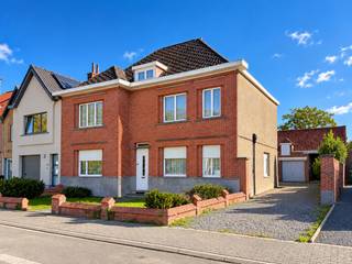 RUIME TE RENOVEREN WONING MET 3 SLAAPKAMERS EN VEELZIJDIGE BIJGEBOUWEN, gelegen op een CENTRALE EN VLOT BEREIKBARE LOCATIE. Deze eigendom biedt dankzij haar RUIME WOONVOLUMES EN TALRIJKE MOGELIJKHEDEN een interessante opportuniteit voor wie op zoek is naar een gezinswoning met extra ruimte of een combinatie van WONEN EN WERKEN. Een absolute troef zijn de RUIME AANGEBOUWDE BIJGEBOUWEN, die zich uitstekend lenen voor opslag, een atelier, hobbyruimte of professionele activiteiten. Bovendien bestaat de MOGELIJKHEID TOT BIJKOMENDE AANKOOP VAN ACHTERLIGGENDE GROND, wat het potentieel van deze eigendom nog verder vergroot. Ook de ligging vormt een belangrijke troef. Dankzij de nabijheid van BELANGRIJKE INVALSWEGEN en de OP- EN AFRIT VAN DE E40 geniet u bovendien van een UITSTEKENDE BEREIKBAARHEID.<br />De indeling gaat als volgt: via de ruime inkomhall heeft u toegang tot een afzonderlijke bureauruimte, ideaal als thuiswerkplek of praktijkruimte. Verder beschikt het gelijkvloers over een eetkamer, een aangename woonkamer en een keuken. Op de 1ste verdieping bevinden zich 3 ruime slaapkamers en een badkamer. Via een vaste trap bereikt u de ruime zolderverdieping, die bijkomende mogelijkheden biedt voor verdere inrichting en uitbreiding van de woonruimte.<br />Aansluitend aan de woning bevinden zich de ruime bijgebouwen, die dankzij hun veelzijdige karakter een belangrijke meerwaarde vormen voor zelfstandigen, hobbyisten of wie nood heeft aan extra opslagruimte. De mogelijkheid om bijkomende achterliggende grond aan te kopen, biedt bovendien interessante perspectieven.<br /><br />Adres: Oudenaardsesteenweg 785 te Erpe-Mere<br /><br />EPC: 685kWh/m²; G-score B en P-score D; Renovatieverplichting van toepassing; Bestuursmaatregelen in het maatregelenregister: Neen; Beschikbaar bij akte.