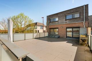 Op een uitstekende hoeklocatie in het hart van Nevele bevindt zich dit veelzijdige en karaktervolle pand dat wonen en werken naadloos combineert. Dankzij de grote visibiliteit en flexibele indeling is deze eigendom ideaal voor ondernemers die hun commerciële activiteit willen koppelen aan royaal wooncomfort.<br /><br />Handelspand<br />Het gelijkvloers, momenteel ingericht als apotheek, kan volledig of gedeeltelijk als commerciële ruimte worden gebruikt.<br />- Ruime handelsruimte van ca. 150 m² met grote glaspartijen die zorgen voor maximale zichtbaarheid en lichtinval.<br />- Automatische inkomdeur en private parkeerplaatsen vooraan.<br />- Achteraan bevindt zich een mooi aangelegde, zonnige tuin met westelijke oriëntatie en mogelijkheid tot het plaatsen van een carport.<br /><br />Woonst<br />De woongelegenheid beschikt over een ruime bewoonbare oppervlakte en werd afgewerkt met oog voor kwaliteit en comfort.<br /><br />Eerste verdieping<br />- Lichtrijke leefruimte met open, volledig uitgeruste keuken.<br />- Slaapkamer/bureau.<br />- Stijlvolle badkamer met ligbad, douche en dubbel wasmeubel.<br />- Afzonderlijk toilet.<br />- Toegang tot het gigantisch en zonnig terras, volledig privé, dat via een trap in verbinding staat met de tuin.<br /><br />Tweede verdieping<br />- Vier ruime slaapkamers.<br />- Technische ruimte.<br />- Apart toilet.<br /><br />Extra troeven<br />- Hoekpand met uitzonderlijke visibiliteit.<br />- Meerdere buitenruimtes: tuin én groot zonneterras.<br />- Centrale ligging in Nevele, op wandelafstand van voorzieningen.<br /><br />Meer info en 3D-tour op www.hillewaere-vastgoed.be