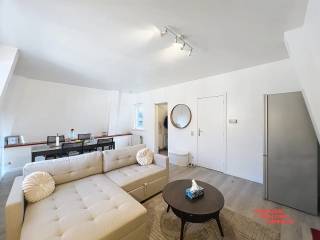 In de gouden driehoek van Brugge bevindt zich dit gezellig appartement met 1 slaapkamer. Deze is gelegen op de derde verdieping ( lift aanwezig ) en geeft ons via de inkomhal toegang tot alle ruimtes. De woonkamer geeft uit op de alom bekende Wollestraat. Van hieruit bent u overal dichtbij. De keuken grenst aan de living en is voorzien van alle nodige toestellen. Er is één ruime slaapkamer voorzien met toegang tot een zonnig terras. Tenslotte is er nog een badkamer uitgerust met douche, lavabo, wc en aansluiting voor wasmachine.<br />Dit appartement is ideaal geschikt voor iemand die van het bruisend stadsleven houdt .<br />Voor info en bezoek bel : 050/333976 of 0476/270379 ( buiten kantooruren )<br /><br />Troeven :<br />* instapklaar<br />* zonnig dakterras<br />* centraal gelegen<br />* ruime kelder aanwezig
