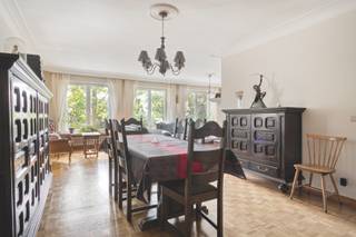 Met ruime garage en kelder ….<br /><br />Werkelijk in het centrum van Wevelgem vinden we dit grote appartement terug. Het bevindt zich in een kleine residentie bestaande uit slechts 2 appartementen. We stappen via de aantrekkelijke voortuin naar de voordeur. Binnengekomen vinden we in de inkomhal een gastentoilet, een wasberging en de toegang tot de kelderruimte met garage, het buro en de living.<br /><br />We gaan allereerst de ruime living binnen. Deze is opgedeeld in de eetkamer en het salon met sierschouw. Het parket zorgt voor een extra gezellige toets. Door de vele raampartijen is het er de hele dag heerlijk vertoeven in het zonlicht. Er is ook toegang tot een gezellig terras. <br />Naast de leefruimte bevindt zich de grote keuken. Door haar ligging op de hoek heeft u hier tijdens het koken voortdurend zicht op het leven in het hartje van Wevelgem. Naast de keuken is er een heel handige buro-/hobbyruimte. <br /><br />Langs de achterzijde van het gebouw zijn er 2 ruime slaapkamers, een vestiairekast in de nachthal en de badkamer. De badkamer bestaat uit een toilet, lavabo en een grote inloopdouche.<br /><br />Via de inkomhal kunnen we de trap nemen naar de kelderverdieping. Hier is een zee aan bergruimte en een grote garage waar ruim plaats is voor een wagen en fietsen. <br /><br />De elektriciteit is blanco gekeurd! <br /><br />Dit is het ideale appartement voor wie op zoek is naar licht en veel ruimte! De ideale locatie in het centrum van de gemeente op een boogscheut van scholen, winkels, het park en het openbaar vervoer is een extra troef!