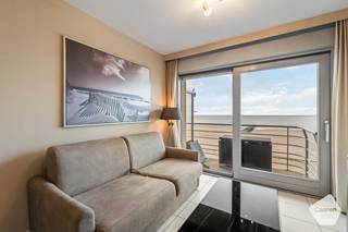 De studio is gelegen op de zeedijk, vlakbij de Grote Markt en de jachthaven, en geniet van een prachtig <strong>frontaal</strong> <strong>zeezicht</strong>.<br /><br />Deze studio is voorzien van een <strong>lichtrijke</strong> <strong>leefruimte</strong> dat naadloos aansluit aan de <strong>keuken</strong>, die uitgerust is met de nodige basisvoorzieningen. Via de leefruimte heeft u rechtstreekse toegang tot  het <strong>ruime</strong> <strong>terras</strong> met een open zicht op zee. Verder beschikt de studio over een <strong>badkamer</strong> met <strong>douche</strong> en is de <strong>aansluiting</strong> voor het <strong>plaatsen</strong> van een <strong>wasmachine</strong>.<br /><br />De studio wordt elektrisch verwarmd en beschikt over een <strong>conforme</strong> <strong>elektrische</strong> <strong>keuring</strong>. Het pand wordt verkocht onder het systeem van erfpacht. De erfpachtvergoeding is <strong>fiscaal</strong> <strong>aftrekbaar</strong>, wat maakt dat de <strong>aankoopprijs</strong> beduidend <strong>lager</strong> ligt dan bij een klassieke eigendom.